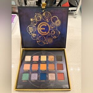 NWT ETERNAL URBAN DECAY EYESHADOW PALETTE 💯 % AUTHENTIC